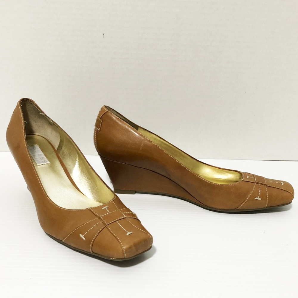 Bill Blass camel wedge shoe